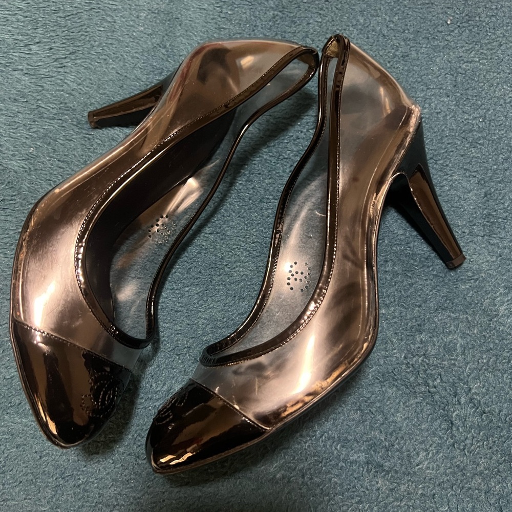 Chanel clear pvc black patent pumps. CC logo size 38 US 7.5 - Picture 4 of 9